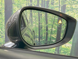 【ブラインドスポットモニタリング】走行中、ドアミラーの死角になりやすい箇所に後続車が接近するとサイドミラー付近に警告を表示、ドライバーに注意喚起をしてくれます。