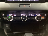 プラズマクラスター付き・オートエアコンがついてます。左右独立で温度設定のできるデュアルオートエアコンです。パネル内のシートヒータースイッチは前席の左右別々に温度設定ができます。