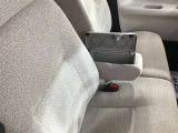 ひじ掛けが収納ボックスになります