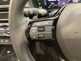 ステアリングにオーディオ操作スイッチが付いています。オーディオ画面に直接タッチしなくても操作が出来ますので、運転に集中できます。