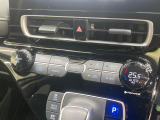 【オートエアコン】一度お好みの温度に設定すれば、車内の温度を検知し風量や温度を自動で調整。暑い&hellip;寒い&hellip;と何度もスイッチ操作をする必要はありません。快適な車内空間には必須の機能ですね♪