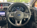 インテリアに合わせたデザインのステアリングは、運転される方のことも考え、運転しやすい形状、大きさです。是非一度、実際に触ってお確かめください。