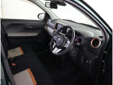 高いホールド性で運転姿勢が安定します。長距離ドライブでも疲れにくいのが魅力です。快適なドライビングライフをお送りください♪