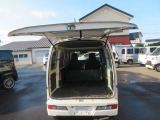 セカンドシートはフルフラットです。荷物のがたつきもなく安心です。荷室としてのご利用も可能です。