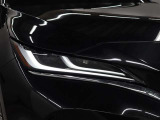 「アダプティブハイビームシステム(AHS)」が装備。LEDの配光範囲を細やかに制御し、先行車や対向車に光が当たる部分だけを自動的に遮光するので、ハイビームでの走行頻度がより向上します。