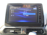 ナビゲーション+AV 2画面表示(デュアルウィンドウ)、地デジTV、FM/AM、Bluetooth Audio、microSDカード(音楽/動画ファイル再生)、ハンズフリーフォン、スマホでの地図更新が可能な高性能大型ナビです。
