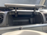 センターメーターだから出来る、この収納スペース。現車で確認して見て下さい。