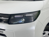 【LEDヘッドライト】悪天候や夜間走行時も良好な視界を確保し安心して運転できる高輝度LEDヘッドライトを装備!点灯速度が早く、消費電力も抑えられています。