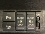 リアドアは乗り降りに便利な両側電動スライドドアです。また運転席に座っていながらスイッチ操作で自在にスライドドアを開け閉めできます。