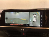 【パノラミックビューモニター&フロントビュー】見通しの悪い交差点やT字路などで車両前方と左右の状況確認をする為に車両上方と前方カメラからの映像を同時に表示するので周りがハッキリ確認でき安心です。