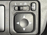 【電動格納ミラー】運転席のスイッチで、ドアミラーの開閉や角度の調整ができます。