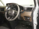 見通しのよいすっきりとした視界で、誰でも運転しやすいです。運転のしやすさは疲れにくさにも繋がります高いホールド性で運転姿勢が安定します。長距離ドライブでも疲れにくいのが魅力です