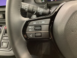 ステアリングにオーディオ操作スイッチが付いています。オーディオ画面に直接タッチしなくても操作が出来ますので、運転に集中できます。
