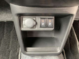 シートヒーターは、シートに内蔵された電熱線で座面を温める装備です。エアコンと違って、すぐに温まり、乾燥しにくいのが特徴です。個別にON/OFFできるので、搭乗者の好みに合わせられます。