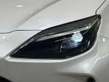 【LEDヘッドライト】悪天候や夜間走行時も良好な視界を確保し安心して運転できる高輝度LEDヘッドライトを装備!点灯速度が早く、消費電力も抑えられています。