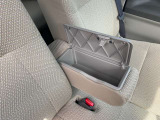 運転席側には収納BOX付きアームレストが付いています。写真は、リットを運転席よりから助手席に向けて開けた所です。