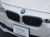 左右のキドニー・グリルの中心にはBMWのエンブレムが鎮座し、個性を放つデザイン性を兼ね備えました。