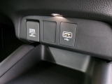 12V電源ソケットを設置しております。周辺機器の充電にご利用頂けます。便利なUSBジャックも付いています。