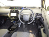 運転席まわりです。 各操作スイッチは使いやすい位置に配置されてます。