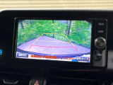 【バックカメラ】駐車時に後方がリアルタイム映像で確認できます。大型商業施設や立体駐車場での駐車時や、夜間のバック時に大活躍!運転スキルに関わらず、今や必須となった装備のひとつです!