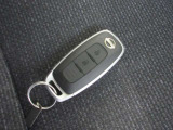 〔インテリジェントキー〕機械的に鍵を開閉するのではなく、バックやポケットの中に持っているだけで開閉やエンジン始動なども可能なインテリジェントキーシステムです