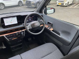 開放的で周囲が広く見渡せる運転席は車両の感覚がつかみやすくて安心安全です♪