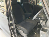 運転席、助手席です。座面も広くゆったりと座れてアームレストも付いているので重宝します。