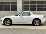 純正アルミで全体的にデザインがまとまっています。車も人も、オシャレはまずは足元からですね。