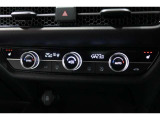 運転席と助手席の温度設定の変更が可能な左右独立タイプのデュアルエアコンです♪♪♪暑がりな人・寒がりな人も誰もが車内を快適にお過ごしいただけます♪♪♪