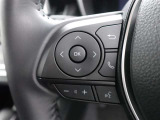 ステアリングスイッチ付き。手を離さずにさまざまな操作が可能です。