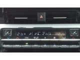 【デュアルエアコン】運転席・助手席で別々に快適さを得られるように、空調にもきめ細やかな配慮をしています。オートエアコン付き。 シートヒーター