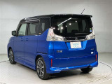 左ななめ後ろから撮影した、リアまわりのデザインや車両全体のバランスを確認できる写真です。リアフェンダーやテールまわりの形状、ボディラインのつながりなど、外観の印象を把握しやすくなっています。