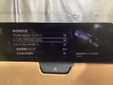 ハンドル操作をアシストすることにより車線からの逸脱回避を支援します。