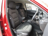正しい姿勢で運転できるように体幹の腰部をしっかりささえるようデザインされているシートです。素材、シート形状を研究することでフィット感を高めつつ、優れた快適性を実現しています。