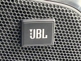 【JBLサウンドシステム】メーカーオプションの高品位サウンドシステムを搭載。専用のチューニングが施された大小様々なスピーカーから良質なサウンドが奏でられ、臨場感あふれる音響空間を演出します。