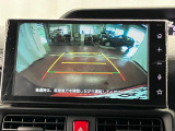【バックカメラ】 駐車時に車両後方の様子を見ることができるので、運転の不安を軽くします。