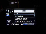 レーンディパーチャーアラートとは車線または走路からの逸脱の可能性を警告すると共に、車線または走路からの逸脱を避けるためのハンドル操作の一部を支援する機能です。詳細は販売店スタッフまでおたずねください。