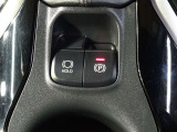 パーキングブレーキの作動と解除が簡単に行える【電動パーキングブレーキ】! 渋滞や信号待ちなどでブレーキを踏んで停車した時にブレーキを保持してくれる【ブレーキホールド】機能も搭載しています!