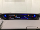 中央にデジタル表示のスピードメーターを配したハイブリット専用メーターになっています。左側のインフォメーション画面で燃費などの情報を確認できます。