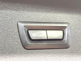 ●電動リアゲート:ワンタッチでリアゲートの開閉ができ、荷物などで両手が塞がっている状態でも簡単に開閉ができる便利機能です。