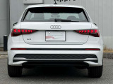Audiのテールライトは、スタイリッシュで洗練されたデザインが特徴で、多くのモデルでLEDテールライトを採用しております。また、テールライトには動的ウィンカー機能が搭載されているモデルもあります