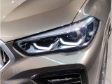 【LEDヘッドライト】先進のLEDテクノロジーを採用。放射される白色光の周波特性は太陽光に近く、バイキセノン・ヘッドライトを上回るコントラストで更に明るく輝きます!