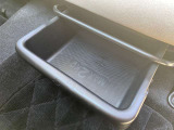 助手席下にも収納ボックスがあります。
