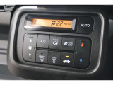 フルオートエアコンが装備されています!お好みの温度設定をするだけでエアコンの風量やモードの切り替えを自動でコントロールしてくれます!ユーザーの操作が少なく燃費走行にもつながります!