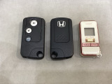 スマートキー付きですからドアロックの開閉およびエンジンスタートが楽々です。電動スライドドアの開け閉めもボタンで操作できます。加えて、リモコンエンジンスターター用の操作キー(社外品)もついています。