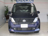 フロントマスクの大きなVモーショングリルは日産らしさを引き立たせてくれます。