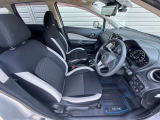 【運転席&助手席】シートは硬くなく座りやすい仕様です!シート色が黒色なので汚れも目立ちにくいですよ(^▽^)/ホワイトの差し色もキレイです♪