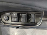 パワーウィンドウのスイッチですよ。 運転席に居ながら窓を開け閉めのコントロールできますよ。 ロック機能で、子供がイタズラして窓を開けるという事も無くなりますよ。