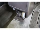 下段ポケットの横にはUSB充電器や様々な電気製品の電源供給ポートとしてアクセサリーソケットを装備しています。スマホやタブレットなどの給電に便利なアイテムです。