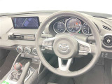 運転席まわりです。 各操作スイッチは使いやすい位置に配置されてます。
